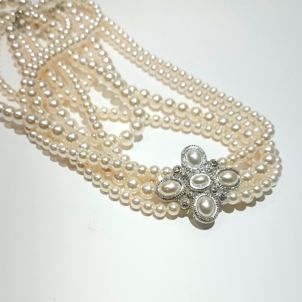 Elegant Pearl Necklace with Silver Accents